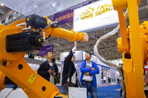 现场展出的工业机器人（刘成贺摄）1.jpg