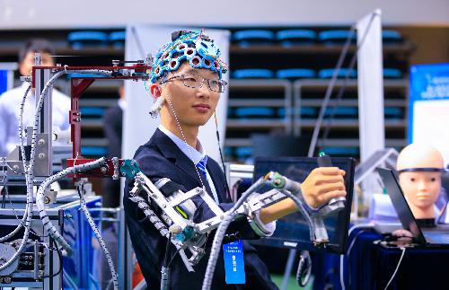 参赛大学生演示可以用脑电波控制肢体动作的“脑-机”康复机器人（刘成贺摄）.jpg